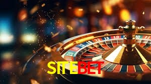 Escena dinámica inspirada en casino con iluminación SITEBET, cartas, fichas e íconos de juegos digitales en un espacio moderno de juegos.